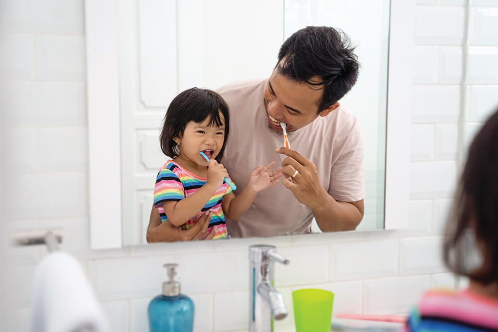 dad dau brushing teeth